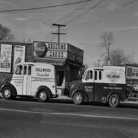 Ню Йорк, Йонкерс, Два камиона извън магазина за печат на плакати